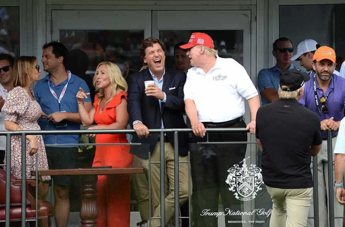shutterstock_2185700449 Group of spectators on a balcony at a golf event